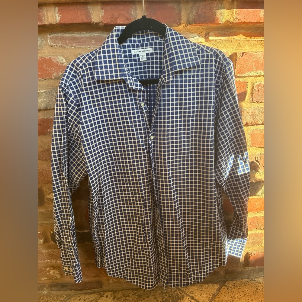 Banana Republic white and blue checkered button-up shirt size M